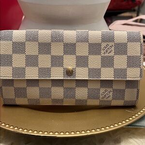 AUTHENTIC Louis Vuitton Sarah wallet in Damier Azur W/Dust Bag